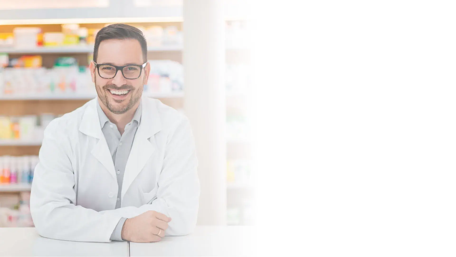 Farmacéutico en el mostrador de una farmacia